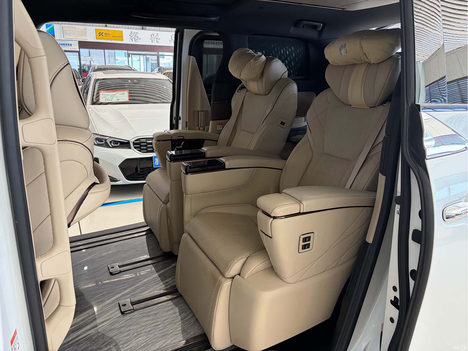 Toyota Alphard, 2024 10