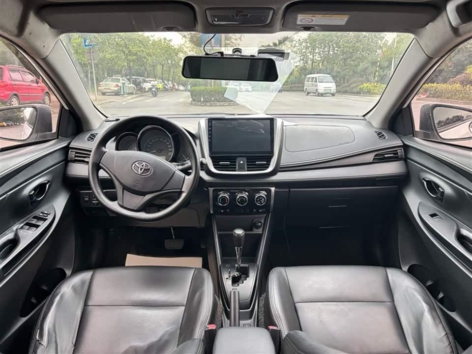 Toyota YARiS L to enjoy