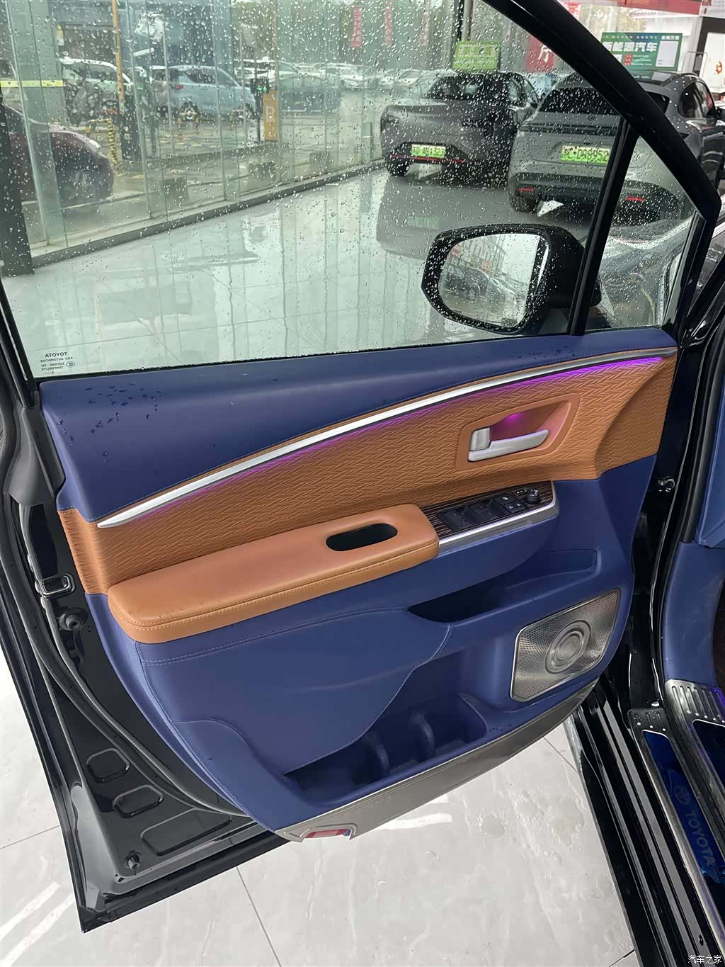 Toyota Sienna, 2023 все фото