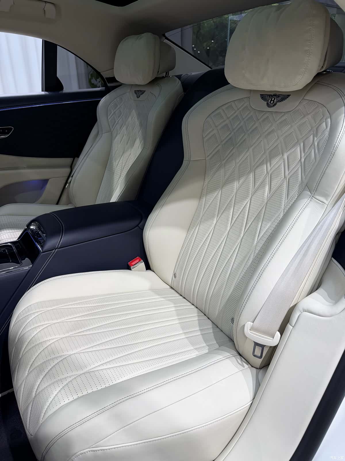 Bentley Flying Spur, 2023 13