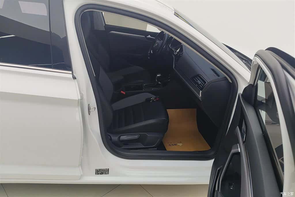Volkswagen Sagitar, 2020 8