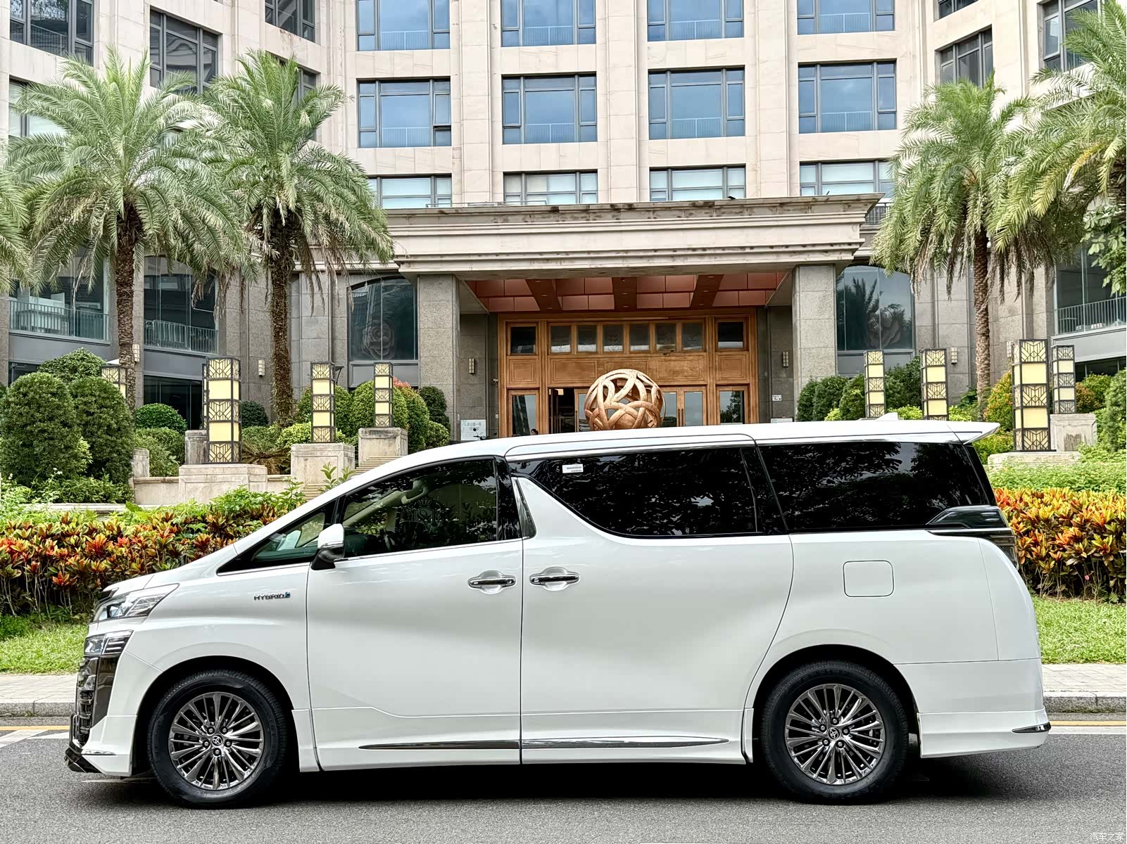 Toyota Vellfire, 2021 3