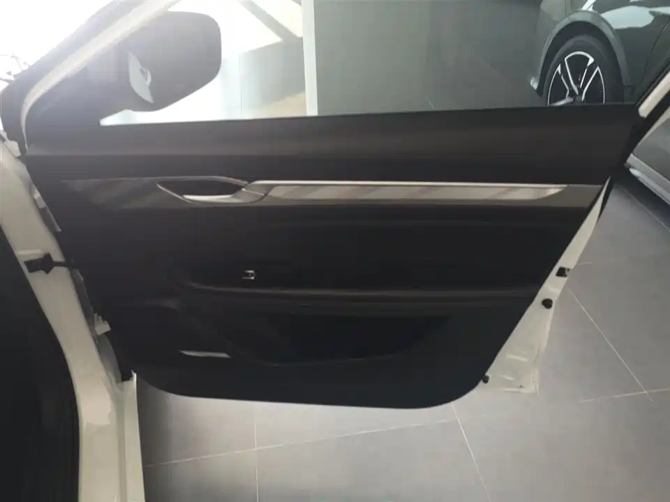 Geely Emgrand L HiP Geely Emgrand L HiP