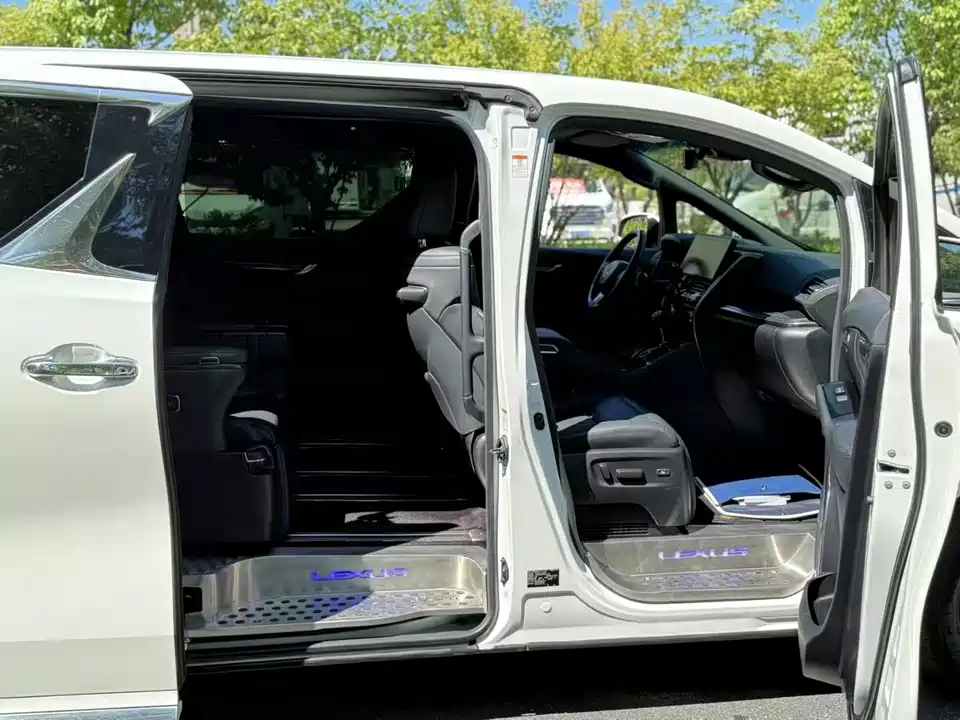 Lexus LM