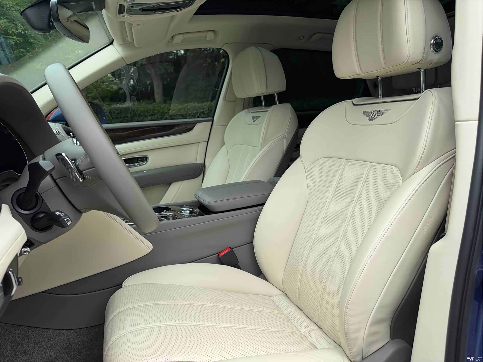 Bentley Bentayga, 2019 8
