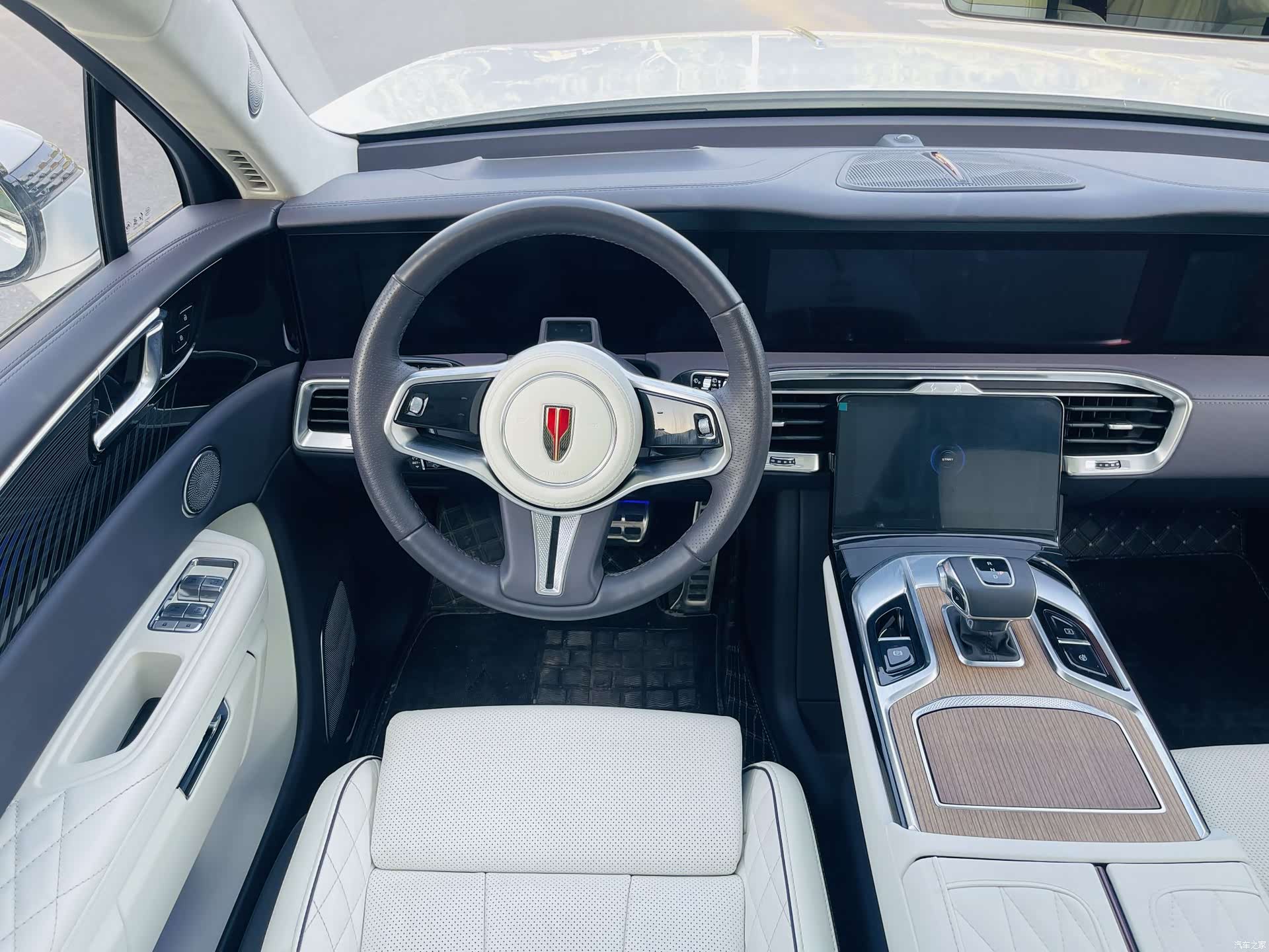Hongqi E-HS9, 2023 12