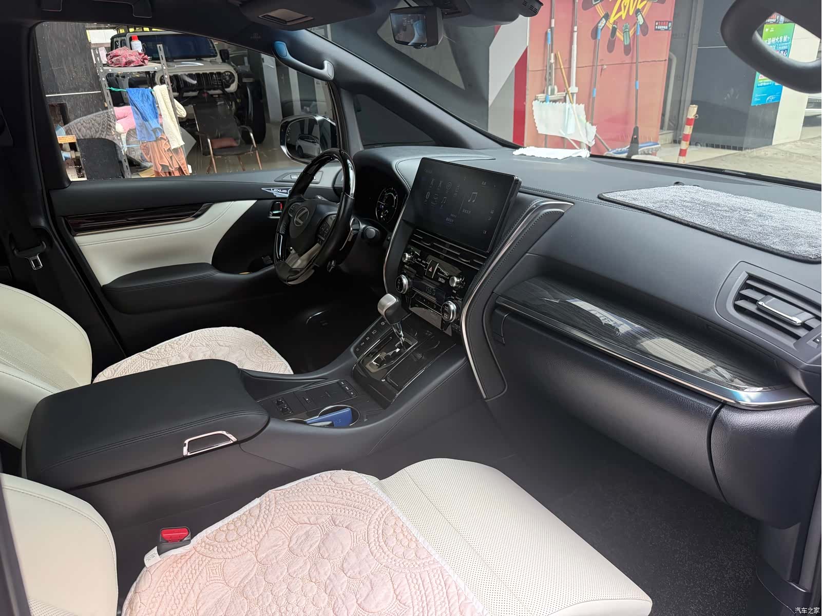 Lexus LM, 2022 10