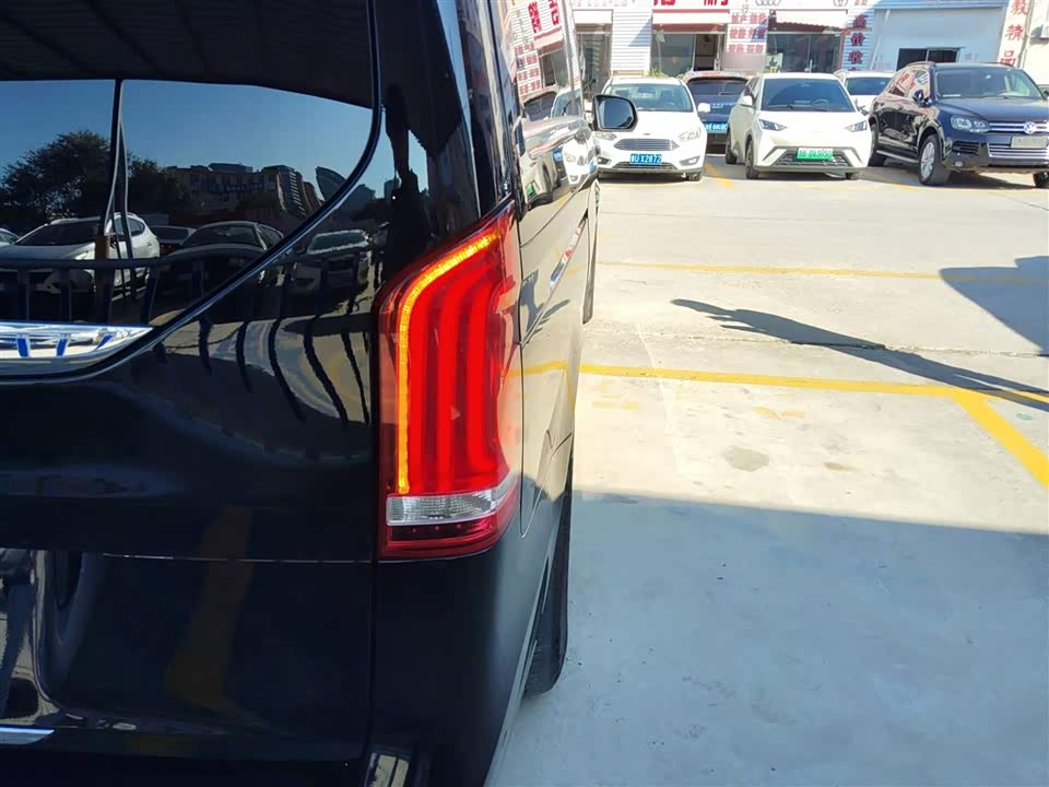 Mercedes-Benz V-class