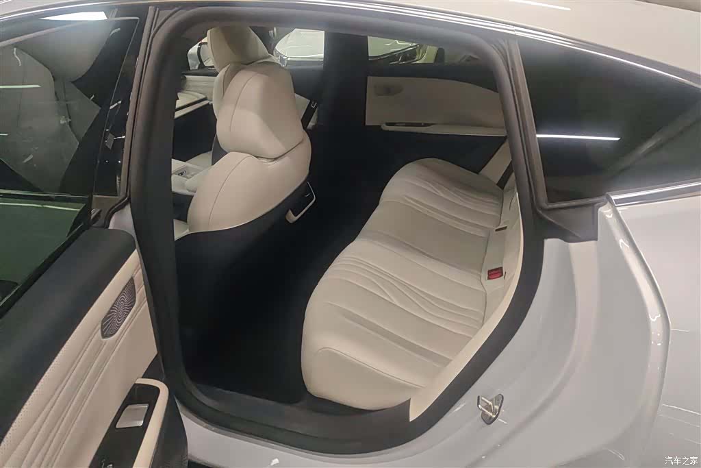 Geely E8, 2024 11