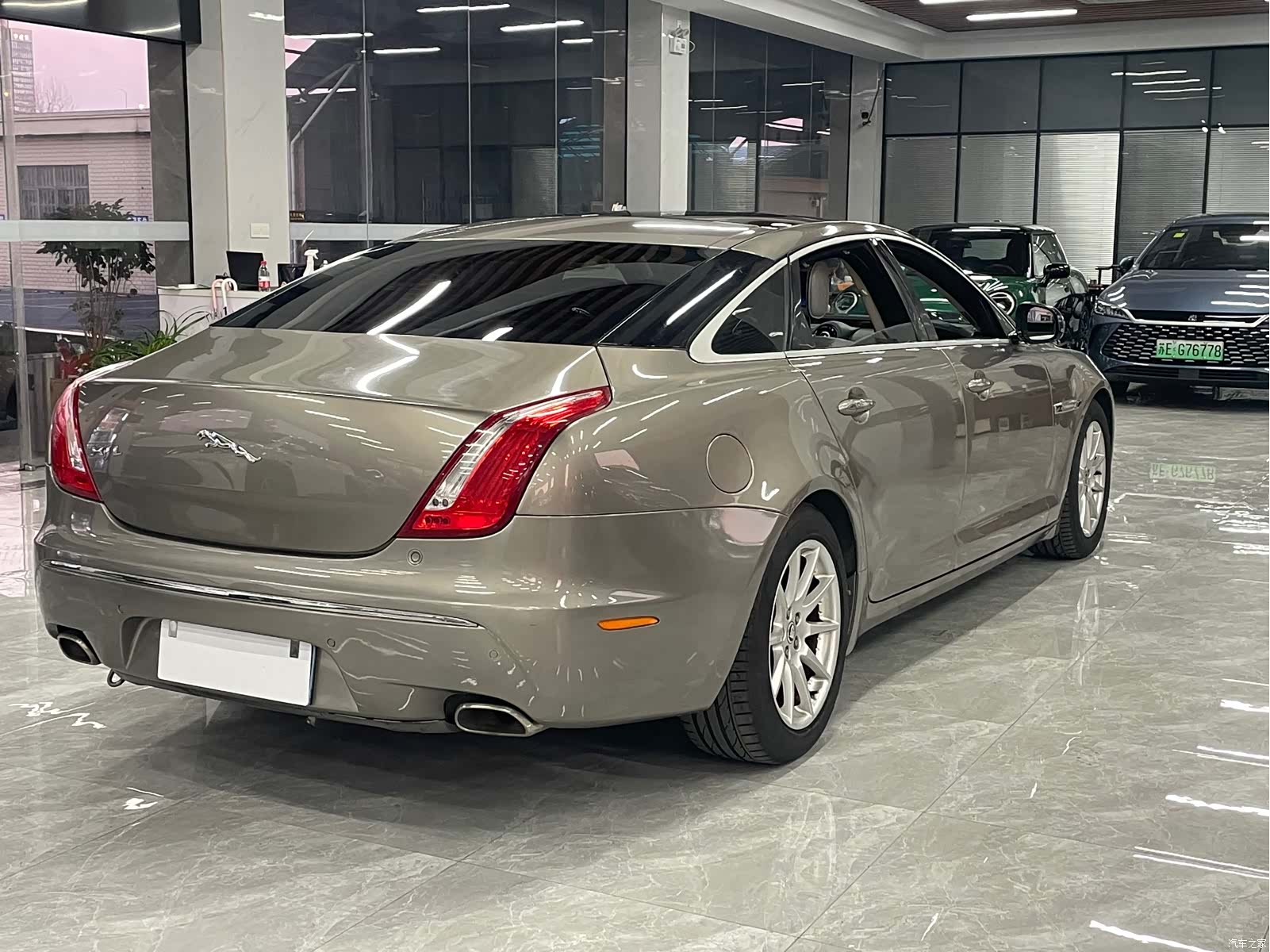 Jaguar XJ, 2012 4