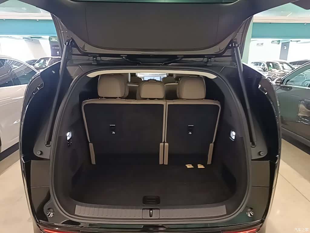 Li Auto MEGA, 2025 19