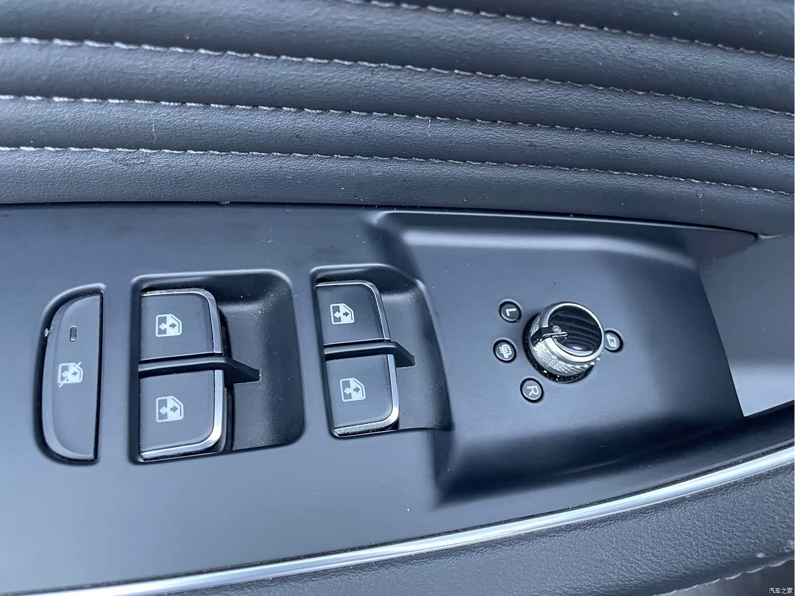 Hongqi HS5, 2023 11