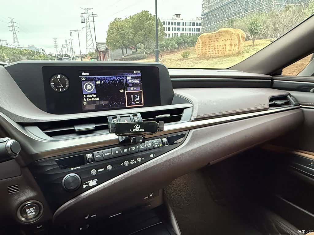 Lexus ES, 2019 10