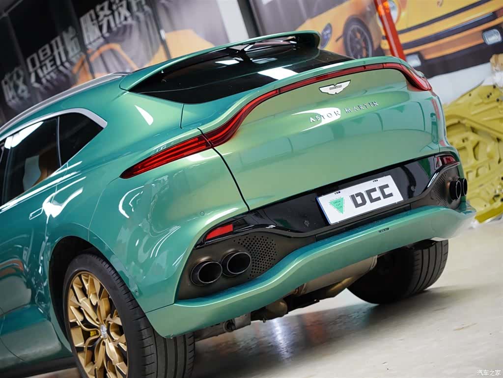 Aston Martin DBX, 2023 3