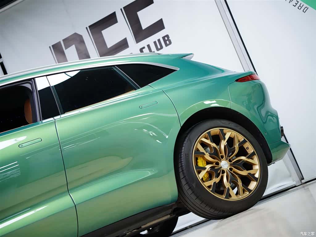 Aston Martin DBX, 2023 25