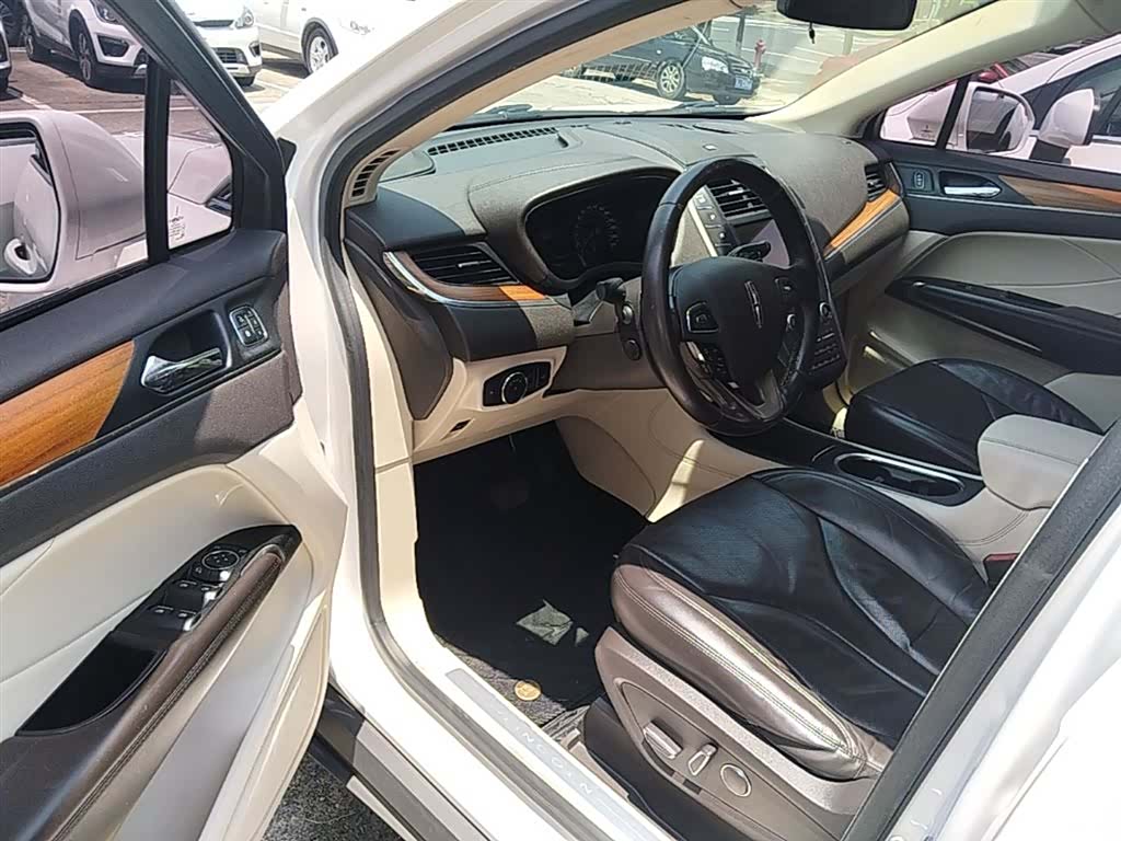 Lincoln MKC, 2016 16