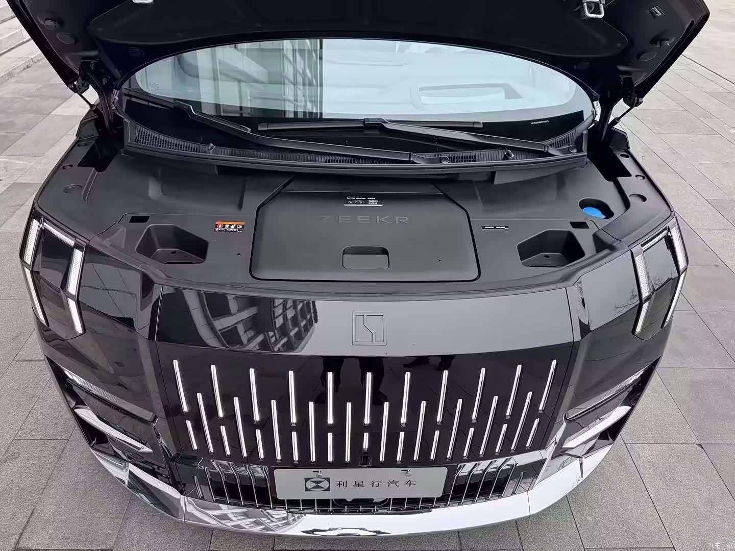 Zeekr 009, 2025 13