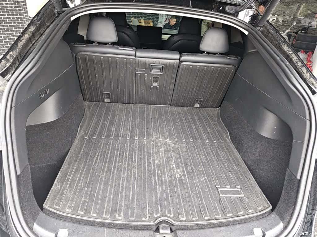 Tesla Model Y, 2023 19