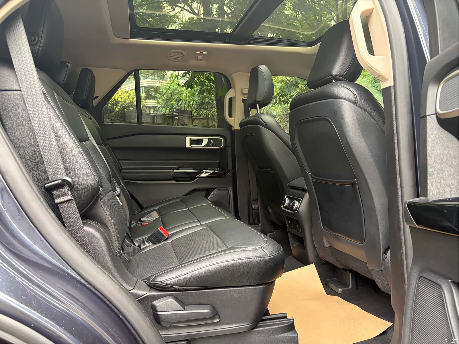 Ford Explorer, 2022 20