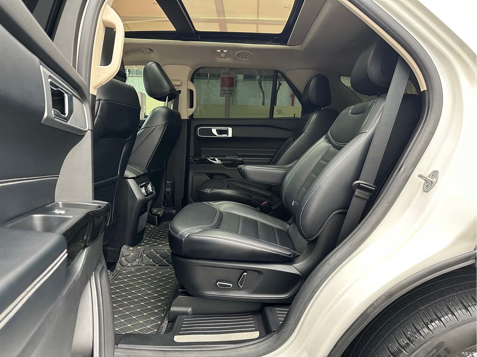 Ford Explorer, 2023 8