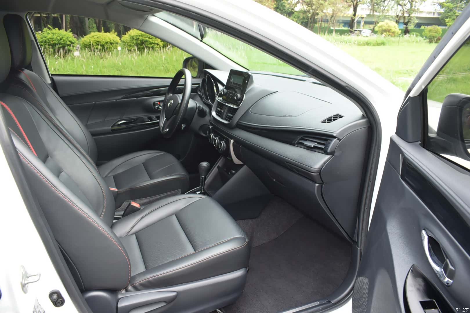 Toyota YARiS L, 2023 13