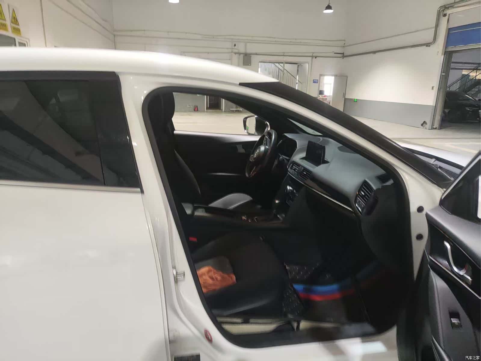 Mazda CX-4, 2023 11