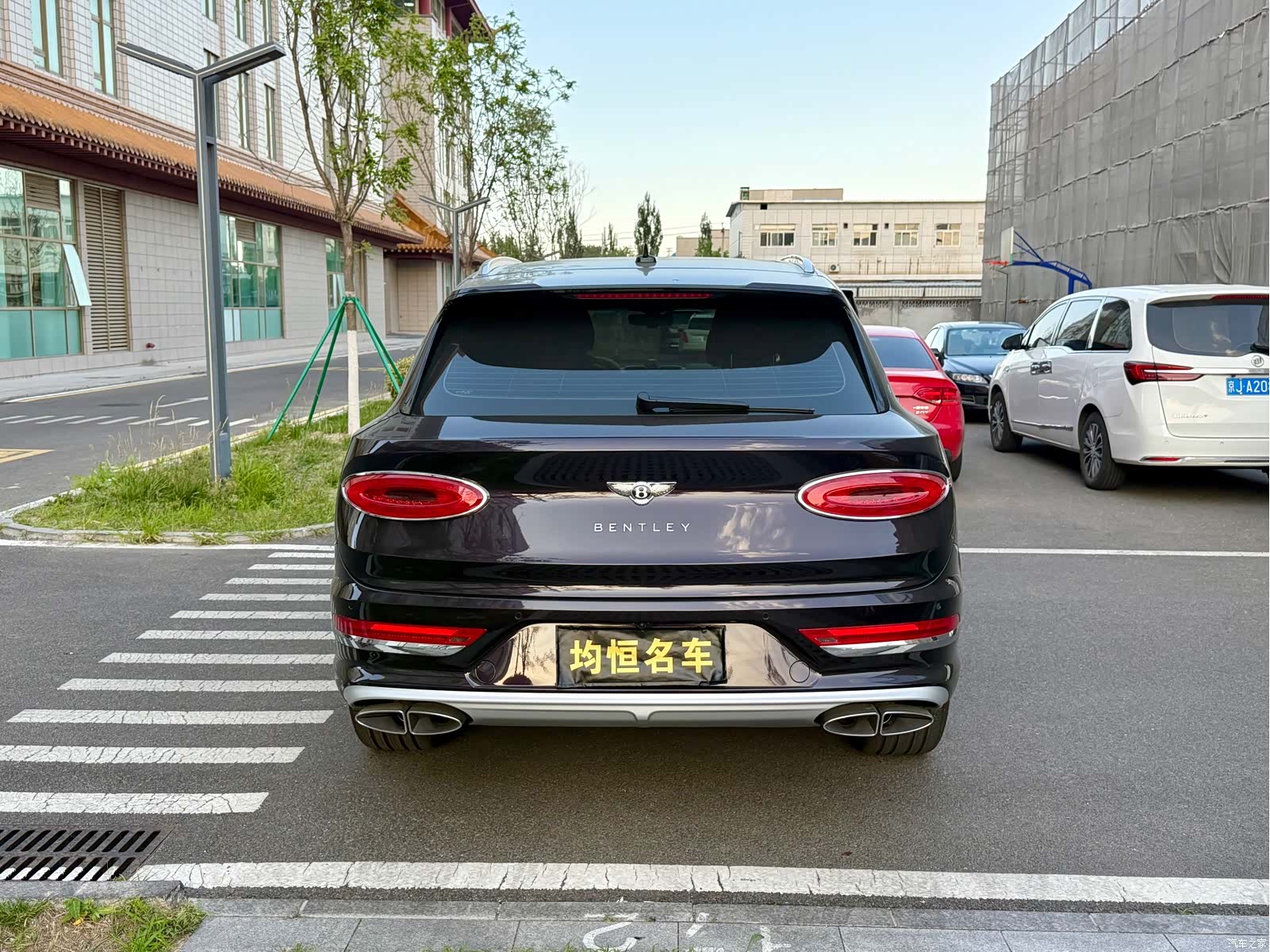 Bentley Bentayga, 2023 все фото