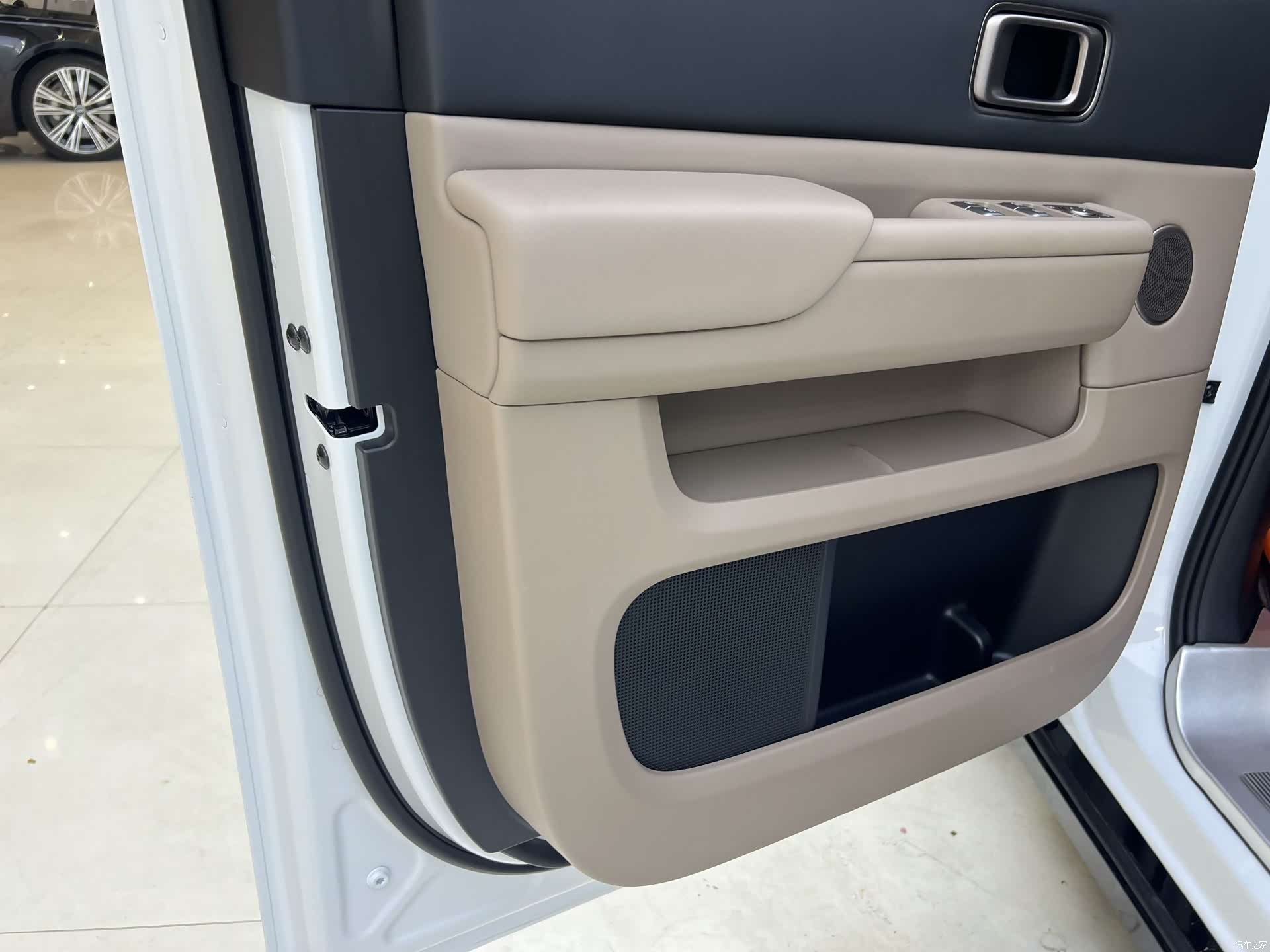 Li Auto MEGA, 2025 19