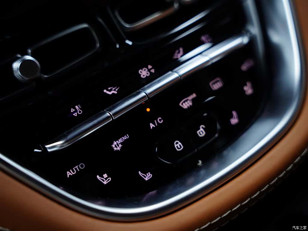 Aston Martin DBX, 2023 13