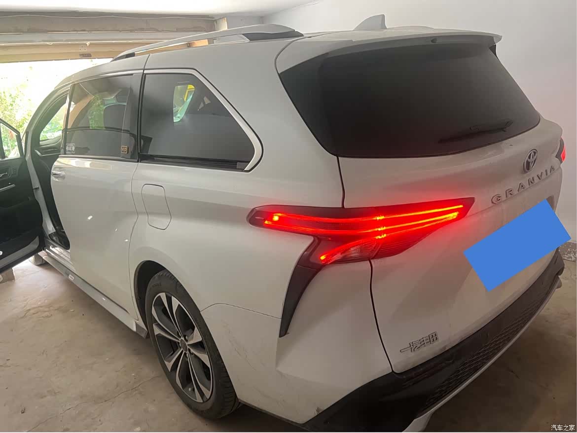 Toyota Granvia, 2023 11