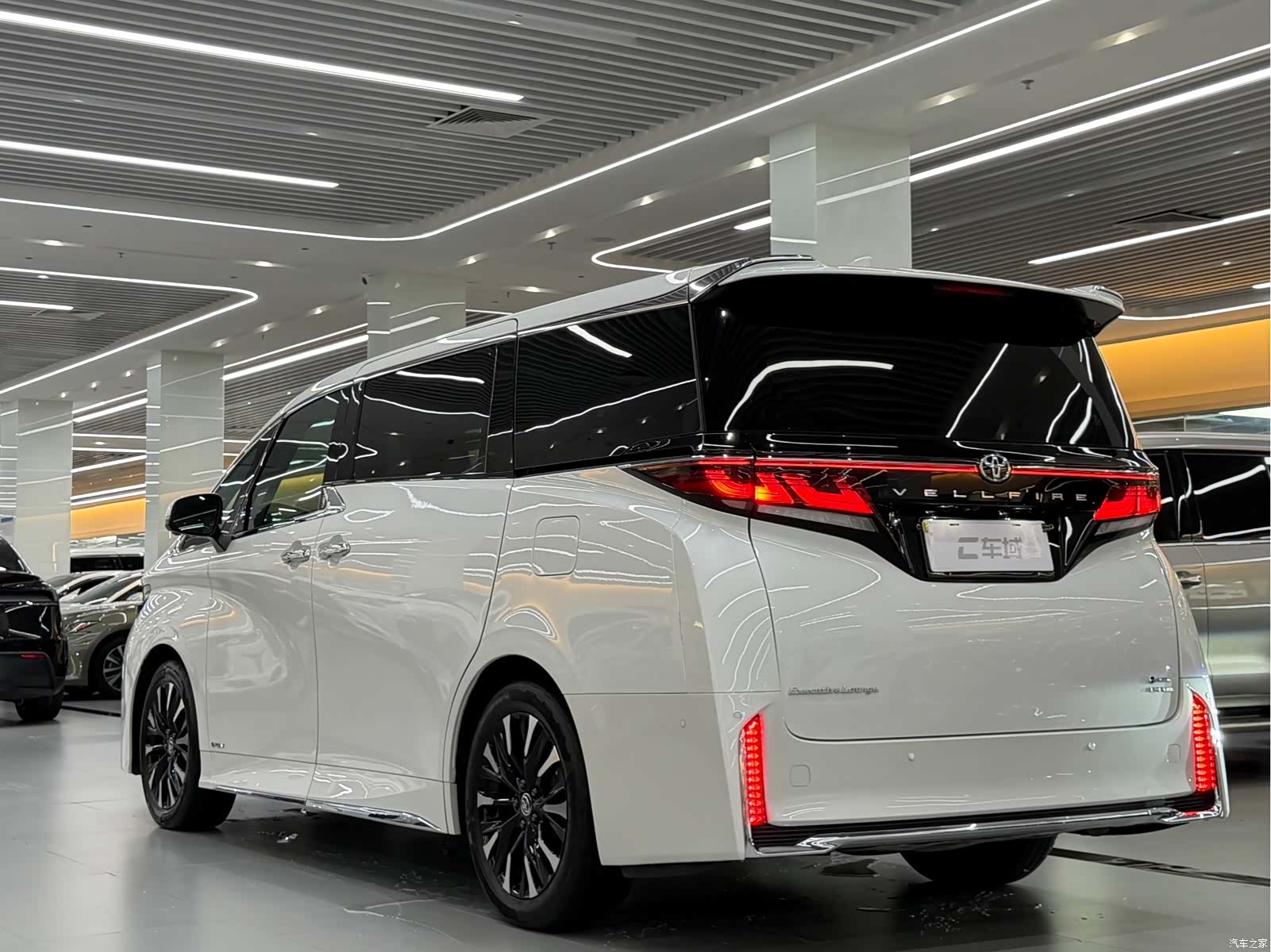 Toyota Vellfire, 2023 все фото