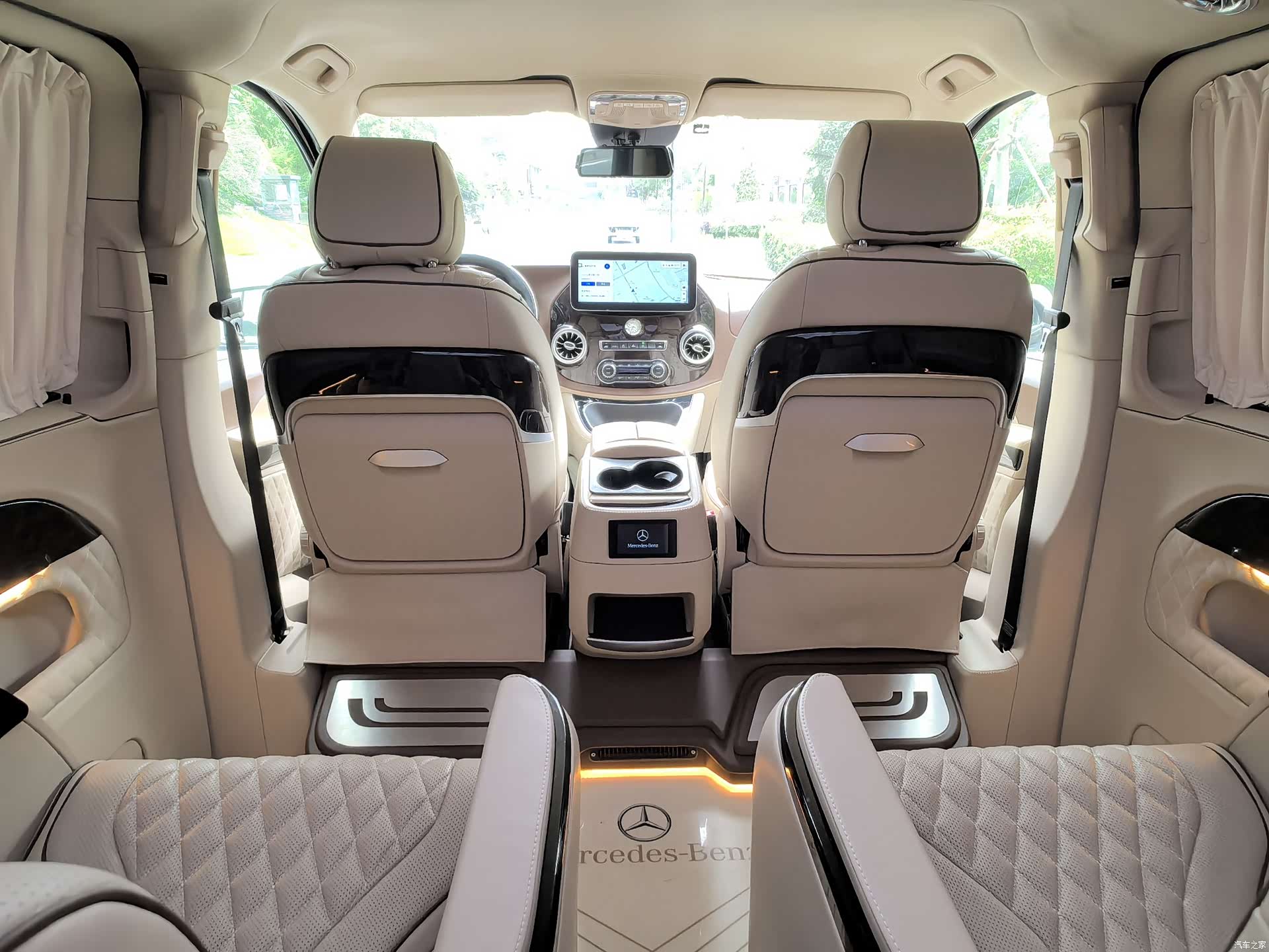 Mercedes-Benz 7, 2022 15