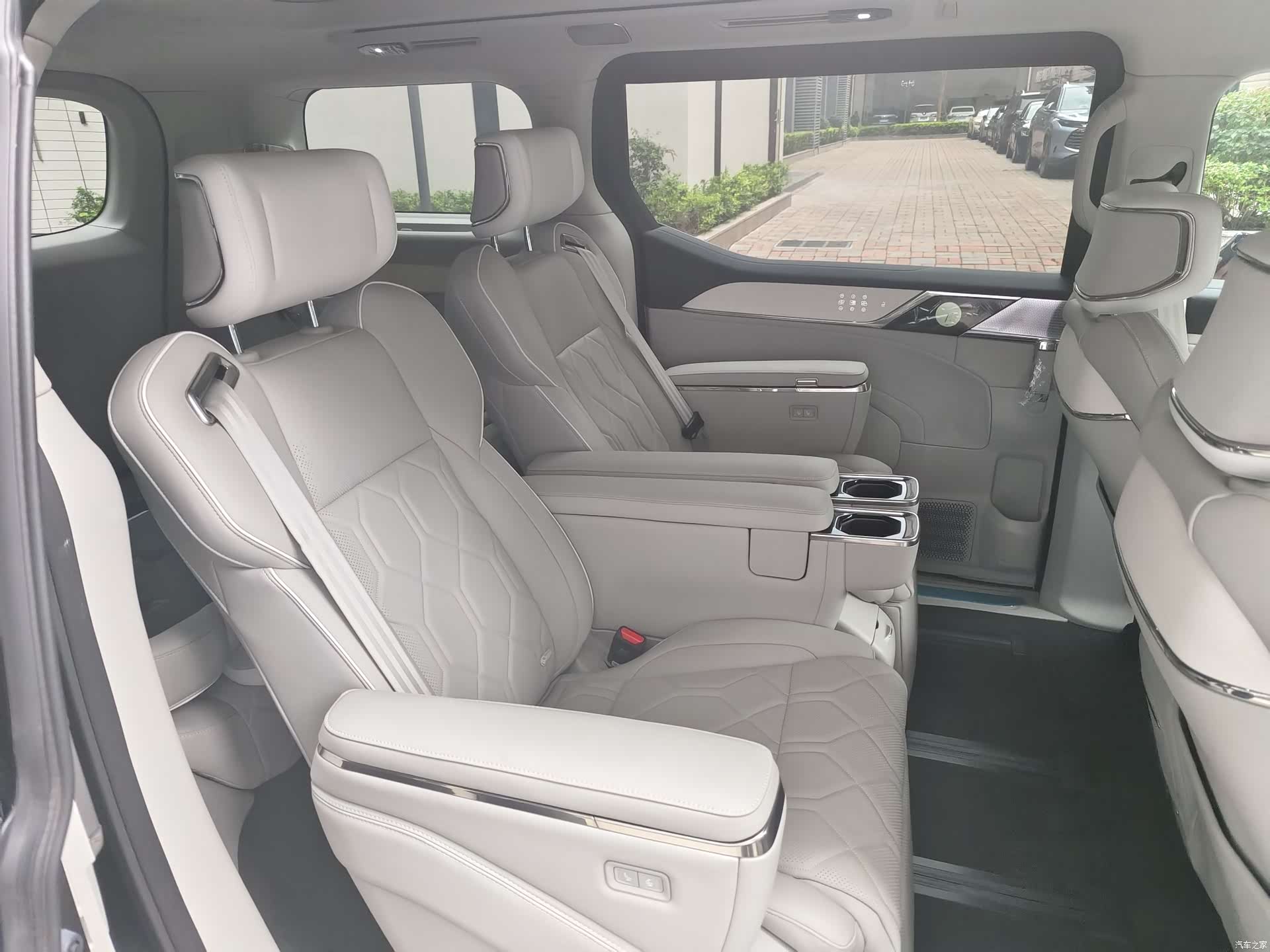 Volvo EM90, 2024 6