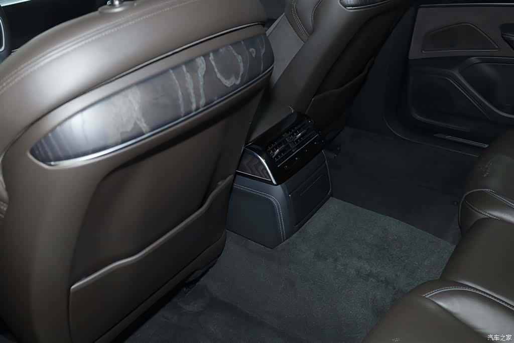 Audi A8L, 2024 23