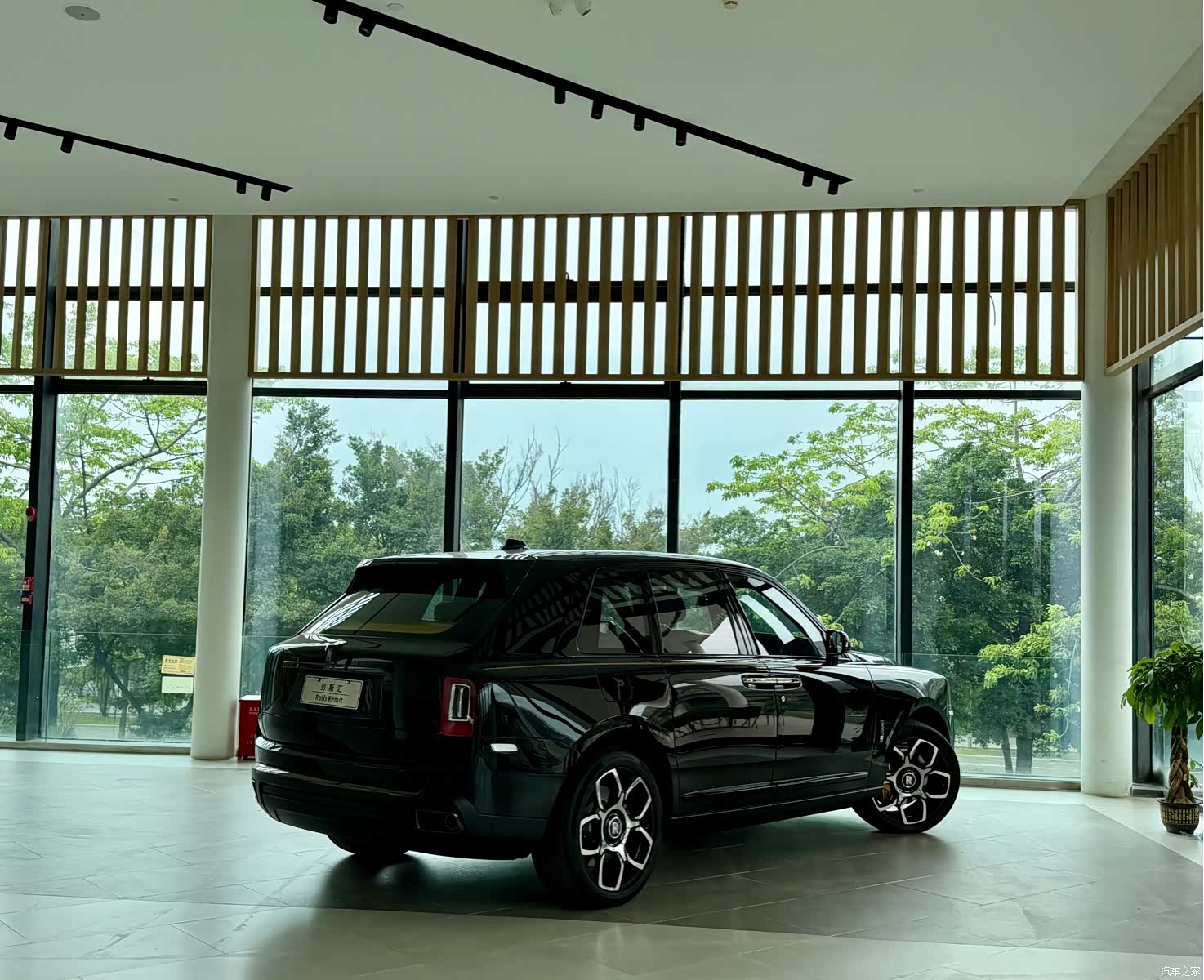 Rolls-Royce Cullinan, 2022 3