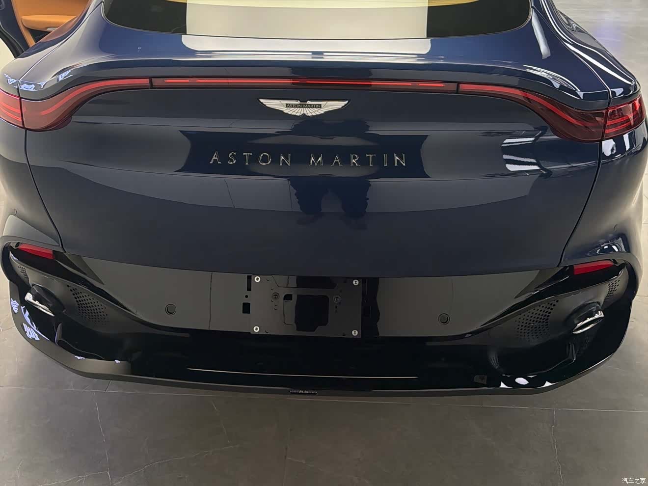 Aston Martin DBX, 1900 12