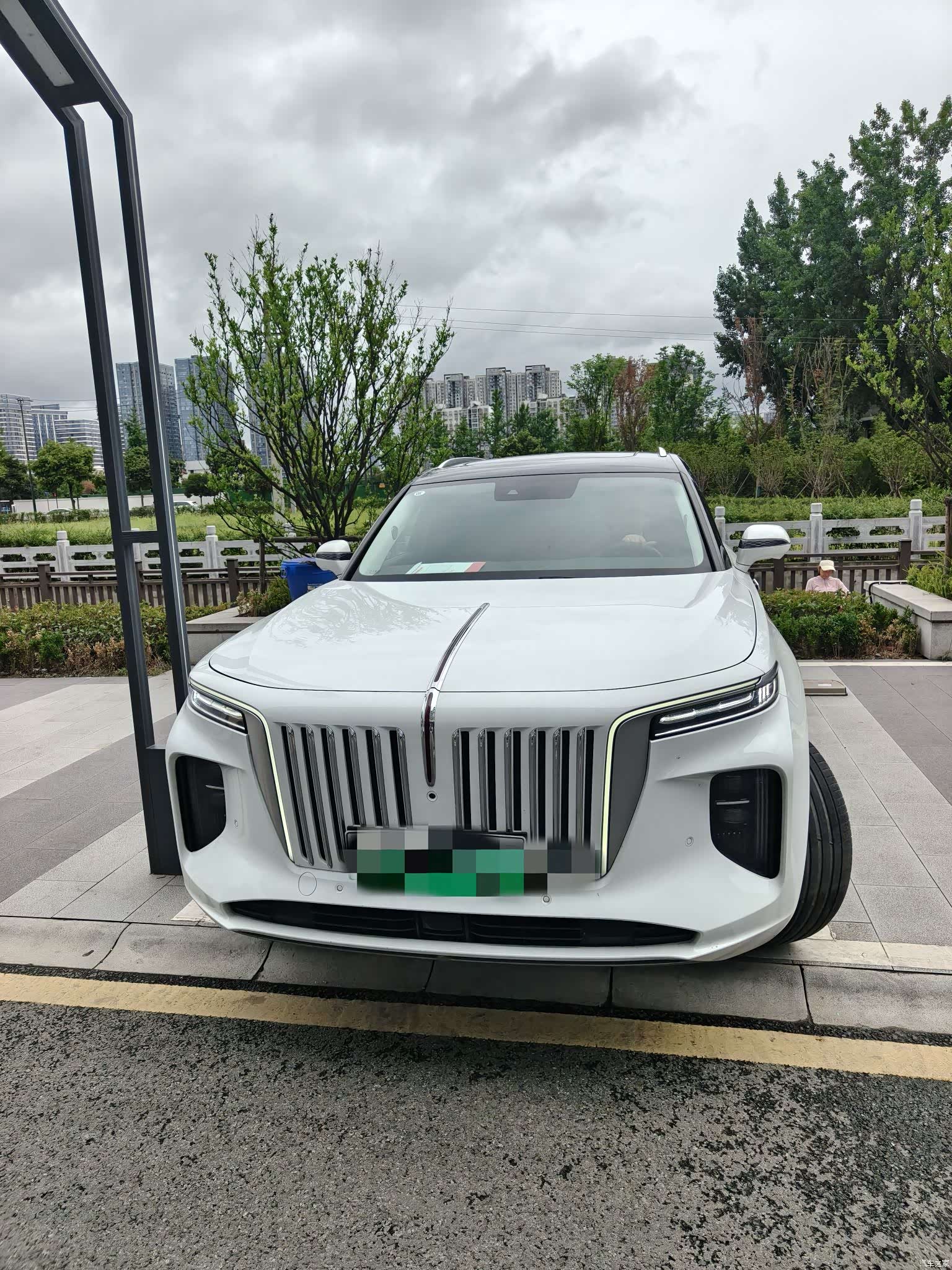 Hongqi E-HS9