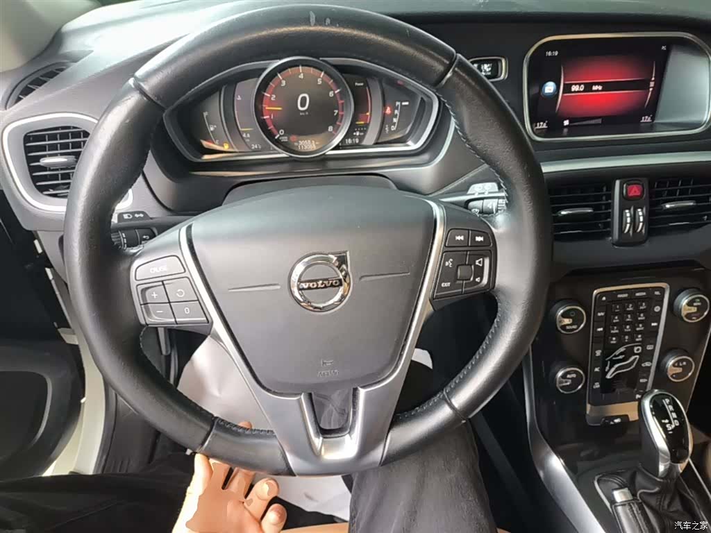 Volvo V40, 2019 11