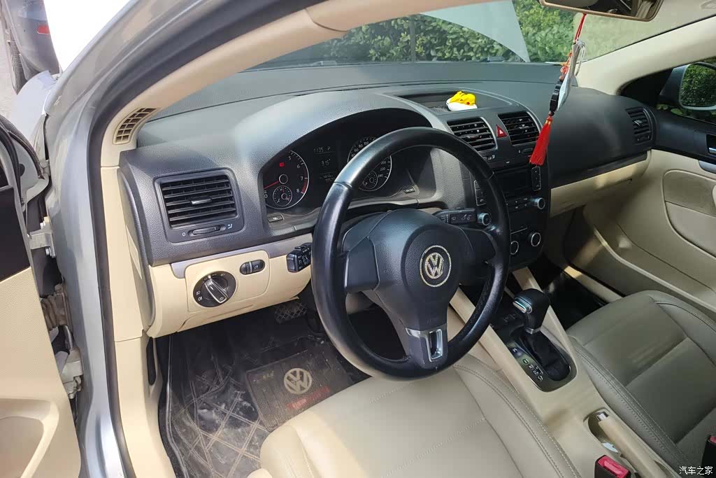 Volkswagen Sagitar, 2012 12