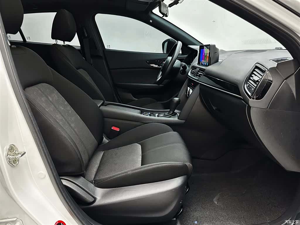 Mazda CX-4, 2023 21