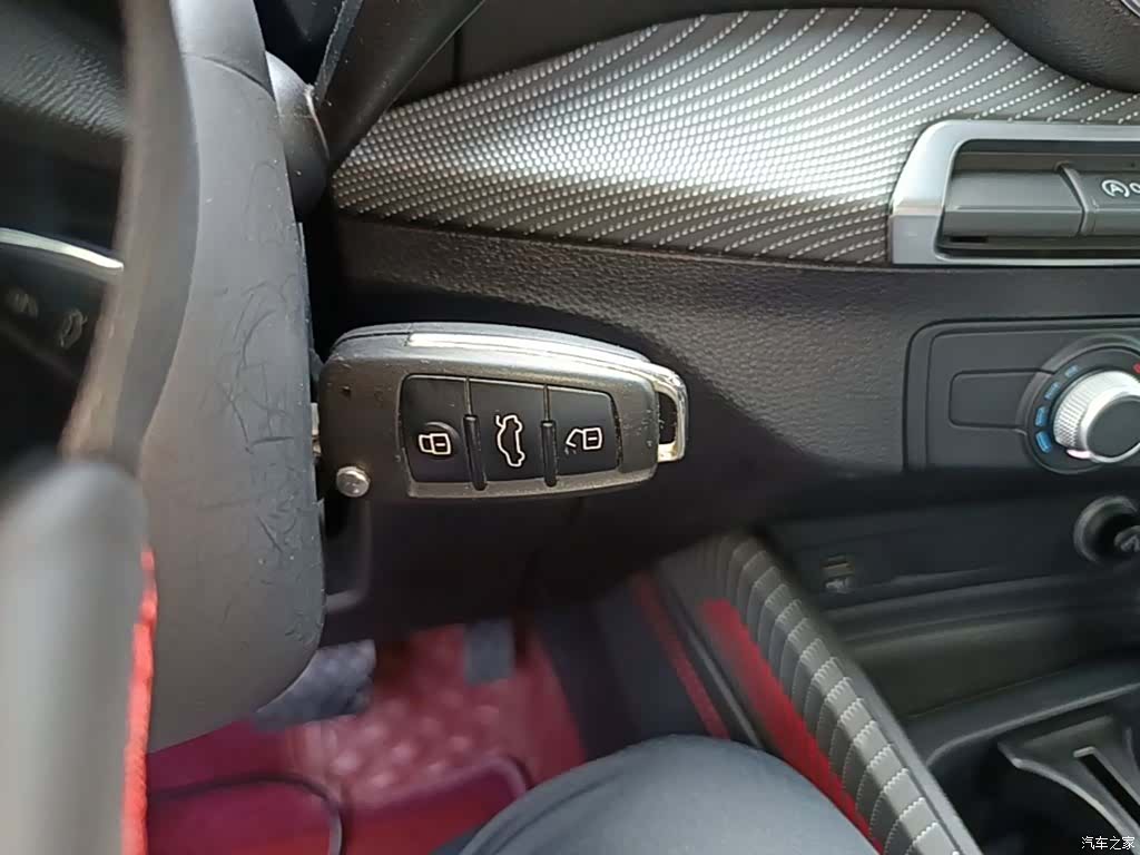 Audi Q2L, 2023 9
