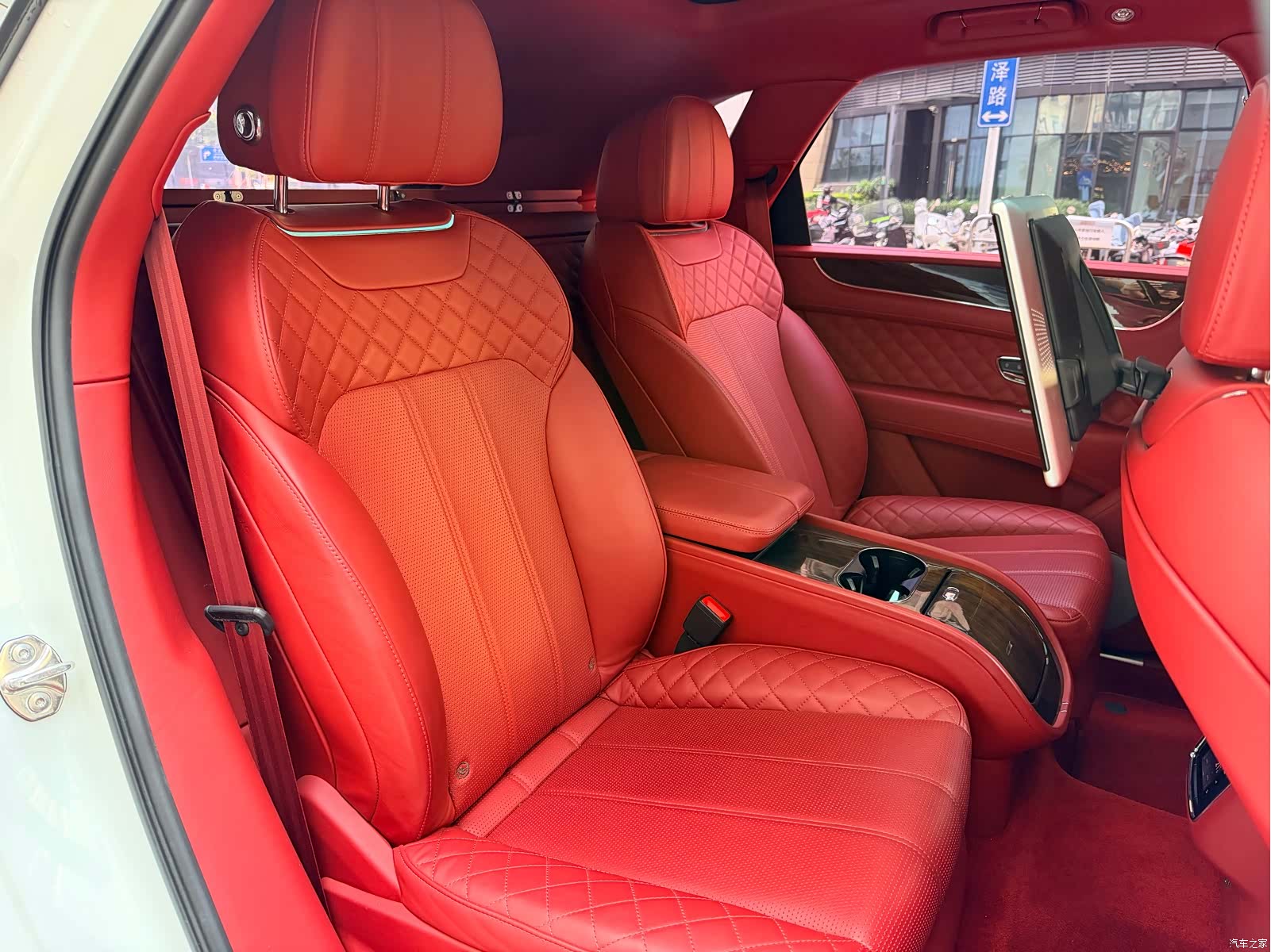 Bentley Bentayga, 2018 11