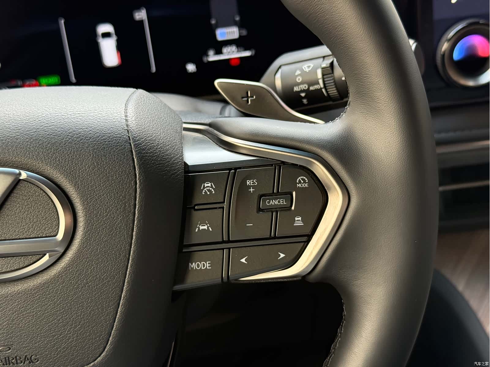 Lexus LM, 2025 14