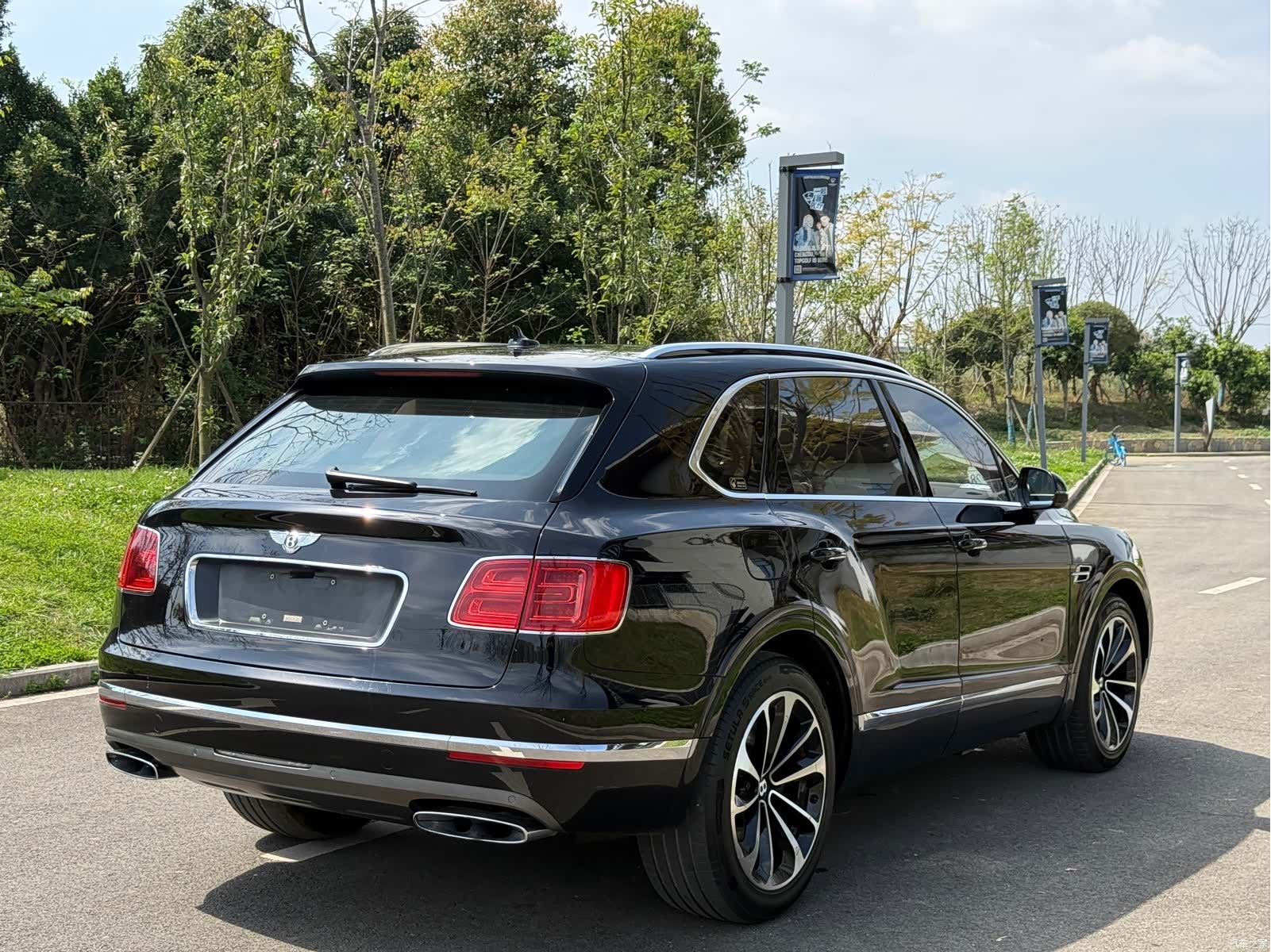 Bentley Bentayga, 2016 15