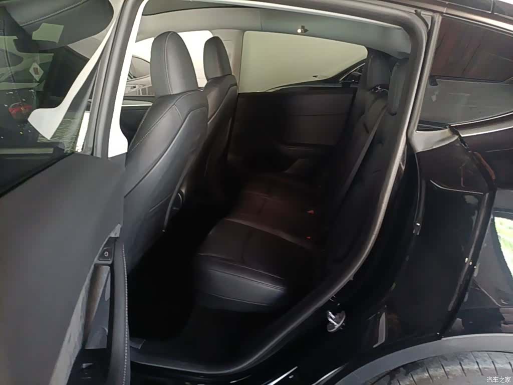Tesla Model Y, 2024 17
