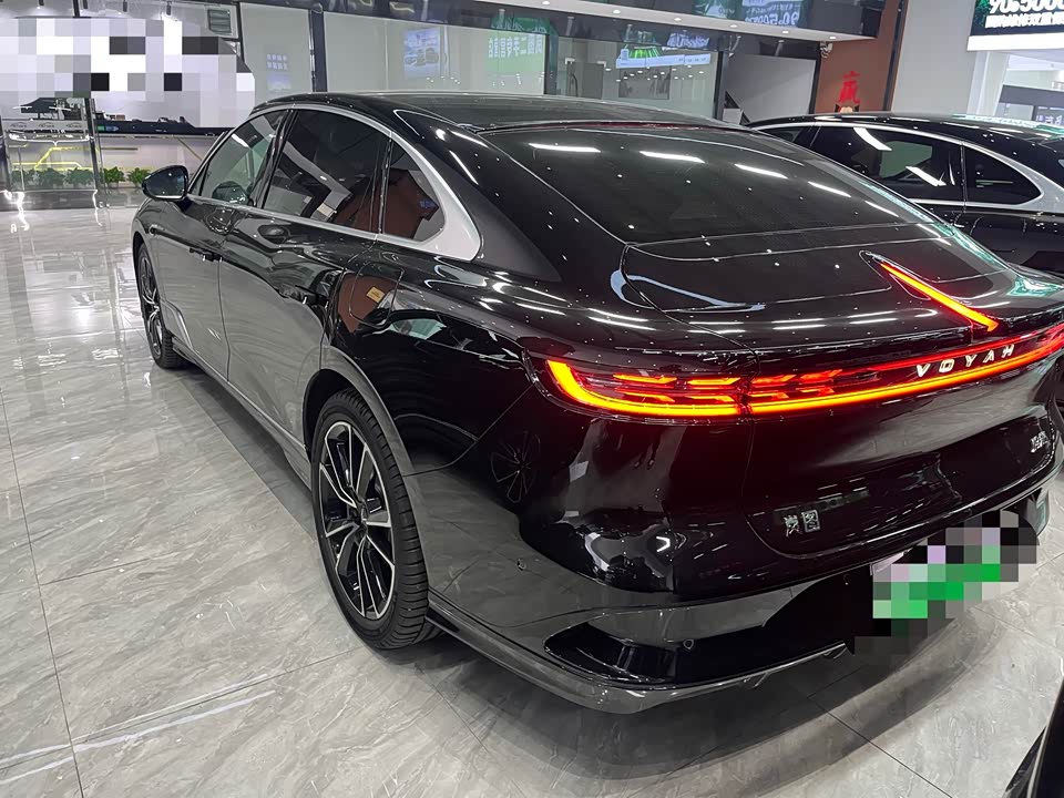 VOYAH Lantu chasing light