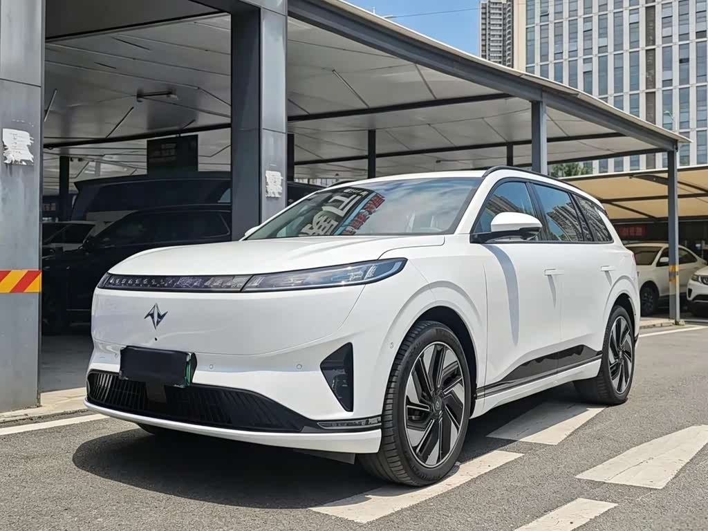 Dongfeng eπ008
