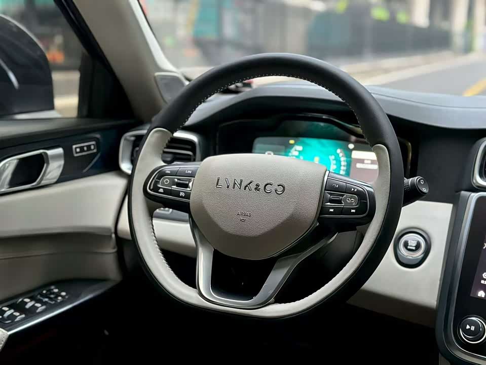 Lynk & Co 01