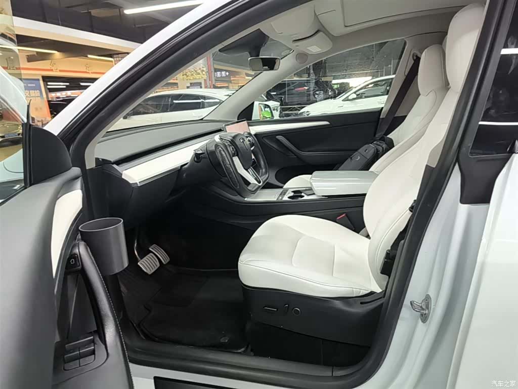 Tesla Model Y, 2023 16