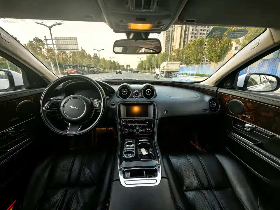 Jaguar XJ Jaguar XJ